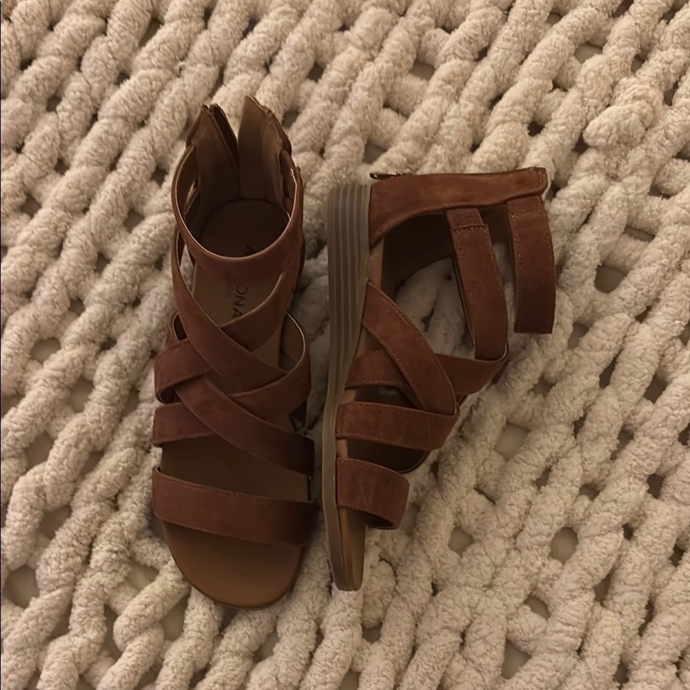 Arizona Jean Company Brown Strapped Sandals